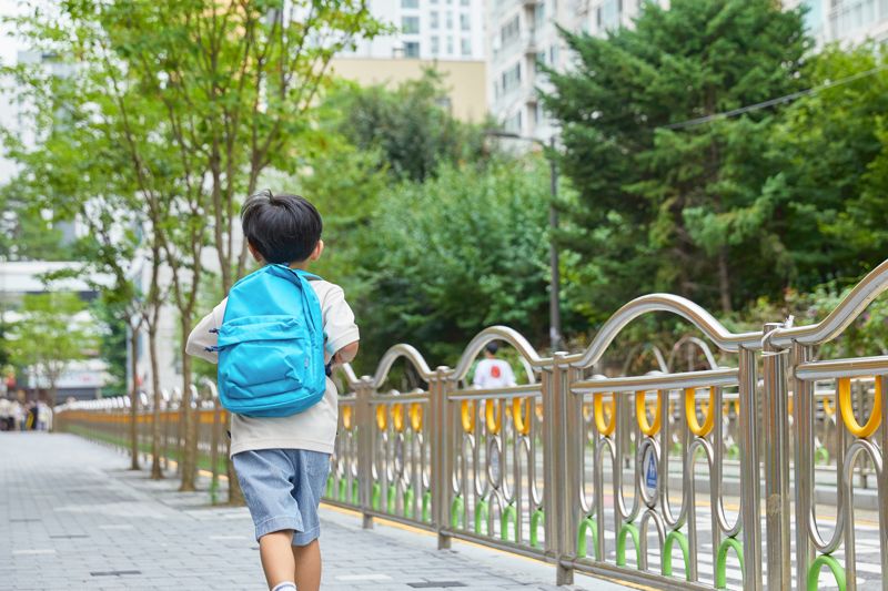길 가던 초등생 남아 끌고 가려던 60대…주민이 막아 참사 피했다