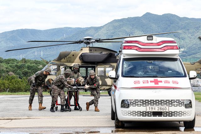 한미연합군사령부가 지난 18일 진행한 연합·합동 의무지원훈련 중 한국 의무 요원이 미군 외상 환자를 수리온에서 앰뷸런스로 옮기고 있다. 국방일보 제공