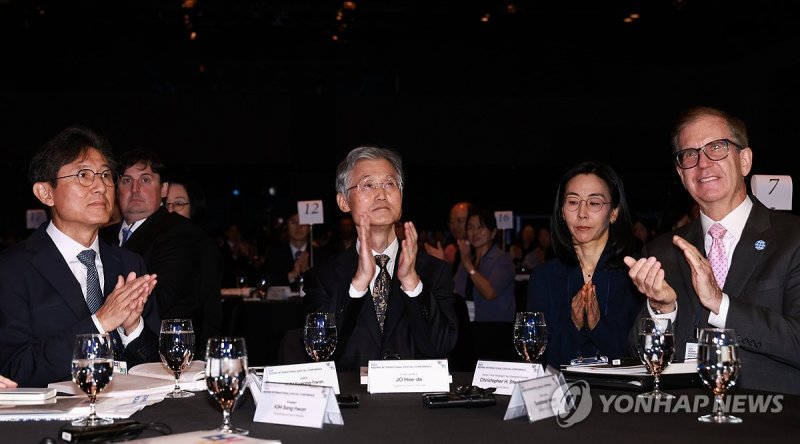 박수치는 조희대 대법원장 (출처=연합뉴스)