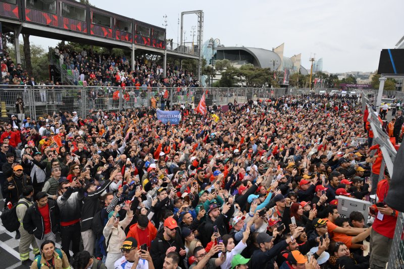 F1 팬들이 9월 22일 아제르바이잔 그랑프리 경기장 현장에서 환호하고 있다. 연합뉴스