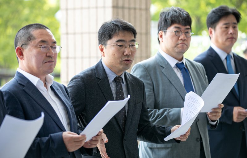 조상호(왼쪽에서 두번째) 더불어민주당 법률위원회 부위원장을 비롯한 위원들이 12일 오전 경기 과천시 과천정부종합청사에서 공권력 남용, 수사권 오용, 기소권 악용 쌍방울 사건 관련 직무유기 고발 기자회견을 하고 있다. 2023.9.12/뉴스1 ⓒ News1 이승배 기자