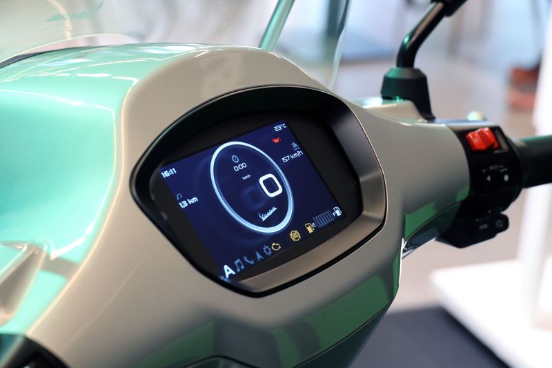 이탈리아 모터사이클 브랜드 베스파가 지난 12일 서울 강남구 모토플렉스 서울점에서 2026년형 신모델을 공개했다. ‘스프린트 테크’는 5인치 TFT 디스플레이와 스마트폰 연결 기능 제공, 키리스 시스템을 탑재하고 스몰 바디 제품군 중 유일하게 듀얼 ABS를 장착한 베스파의 최신 기술을 집약한 모델이다. 사진=서동일 기자