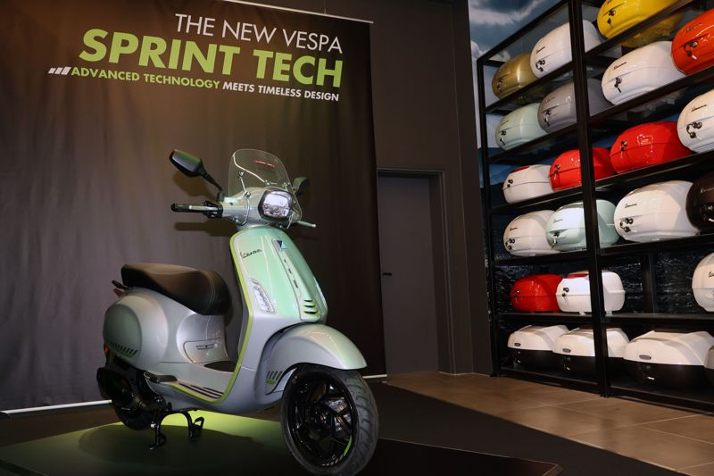 이탈리아 모터사이클 브랜드 베스파가 지난 12일 서울 강남구 모토플렉스 서울점에서 2026년형 신모델을 공개했다. ‘스프린트 테크’는 5인치 TFT 디스플레이와 스마트폰 연결 기능 제공, 키리스 시스템을 탑재하고 스몰 바디 제품군 중 유일하게 듀얼 ABS를 장착한 베스파의 최신 기술을 집약한 모델이다. 사진=서동일 기자