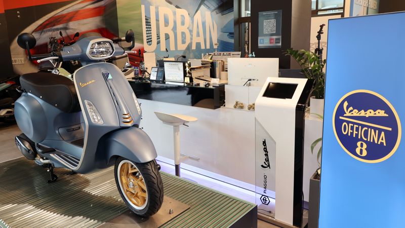 이탈리아 모터사이클 브랜드 베스파가 지난 12일 서울 강남구 모토플렉스 서울점에서 2026년형 신모델을 공개했다. ‘스프린트 오피치나8’은 베스파의 실험 부서에서 영감을 받은 모델로, 브랜드의 기술적 유산과 장인 정신을 현대적으로 재해석한 모델이며 스페셜 에디션 한정판으로 출시되었다. 사진=서동일 기자