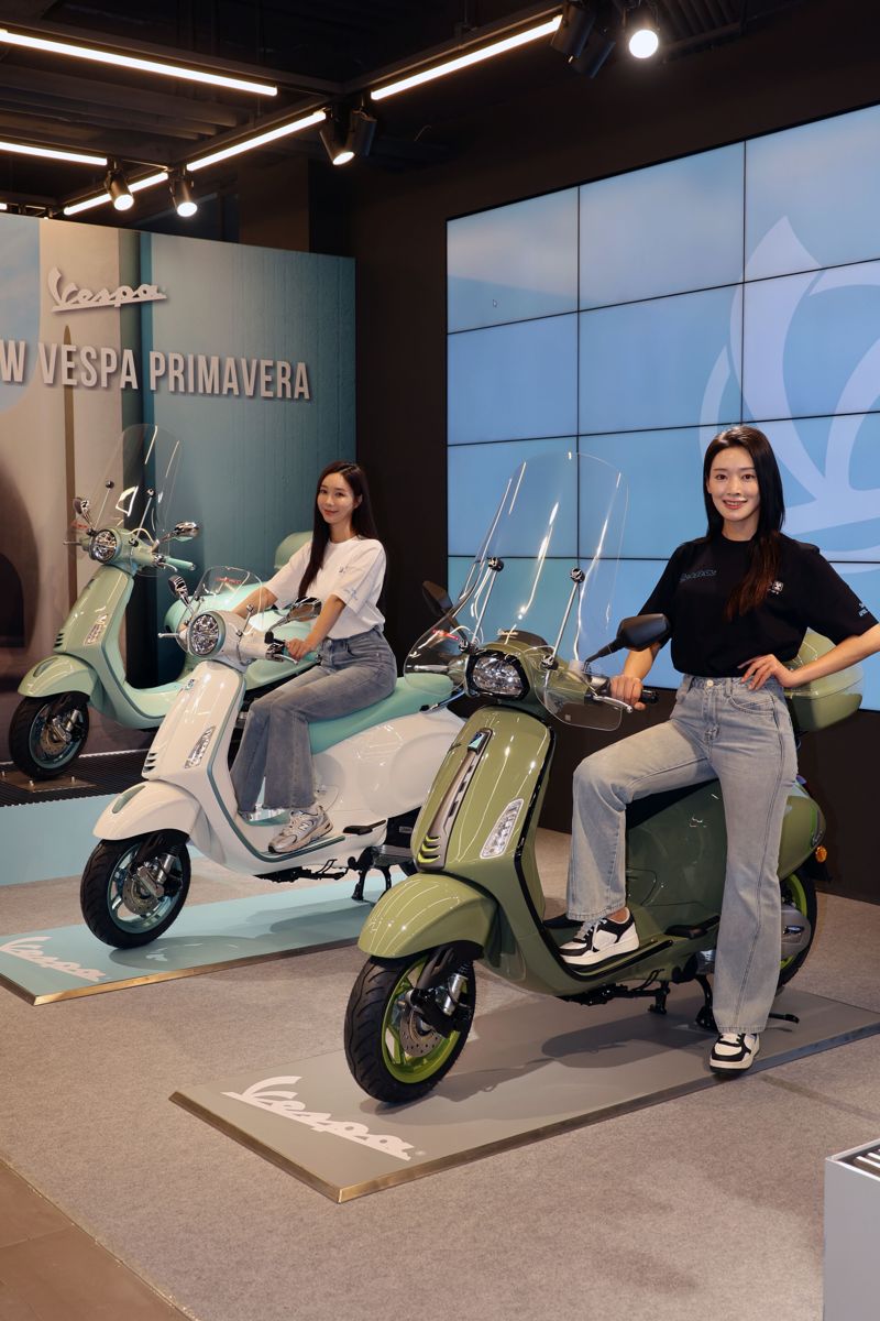 이탈리아 모터사이클 브랜드 베스파가 지난 12일 서울 강남구 모토플렉스 서울점에서 2026년형 신모델 ‘프리마베라S’와 ‘스프린트S’, ‘스프린트 오피치나8’, ‘스프린트 테크’를 공개했다. 사진=서동일 기자