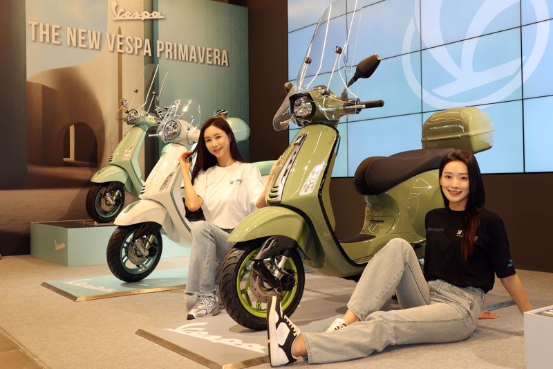 이탈리아 모터사이클 브랜드 베스파가 지난 12일 서울 강남구 모토플렉스 서울점에서 2026년형 신모델 ‘프리마베라S’와 ‘스프린트S’, ‘스프린트 오피치나8’, ‘스프린트 테크’를 공개했다. 사진=서동일 기자