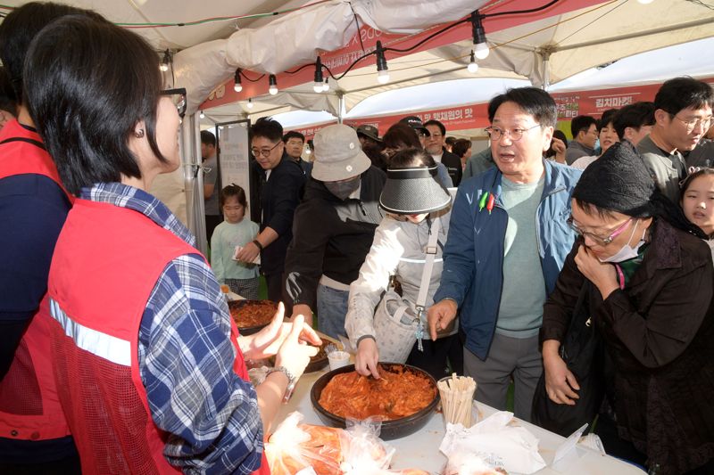 강기정 광주광역시장(오른쪽에서 두 번째)이 지난해 10월 18일 시청 야외음악당에서 열린 제31회 광주김치축제에 참석해 김치마켓 등을 둘러보고 있다. 광주광역시 제공