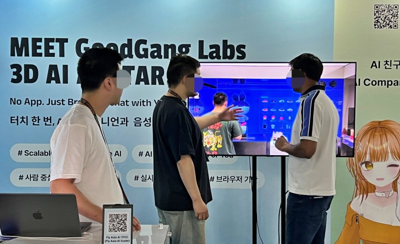 [부산=뉴시스] 원동화 기자 = 22일 부산 해운대구 벡스코 제1전시장에서 열린 '플라이 아시아 2025(FLY ASIA 2025)'에서 한 부스에 들른 외국계 바이어가 업체로부터 설명을 듣고 있다. 2025.09.22. dhwon@newsis.com