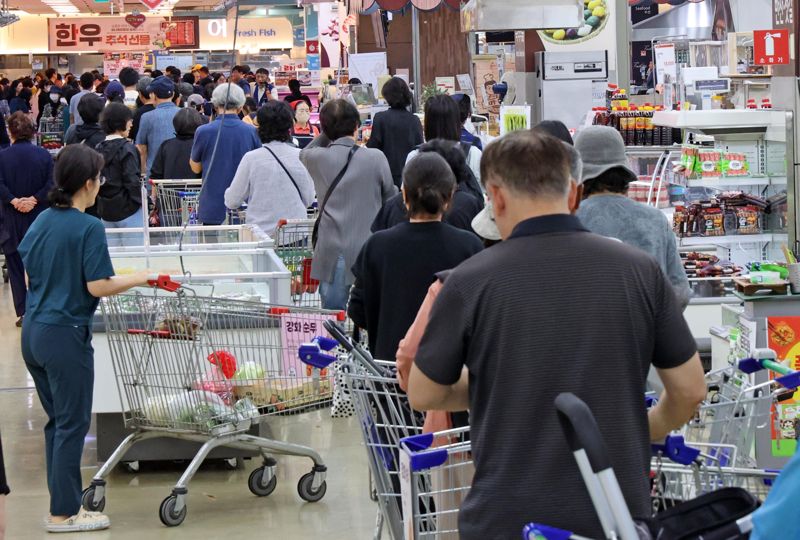 22일 서울 양재동 하나로마트를 찾은 시민들이 한우를 사기위해 줄서 있다. 사진=박범준 기자