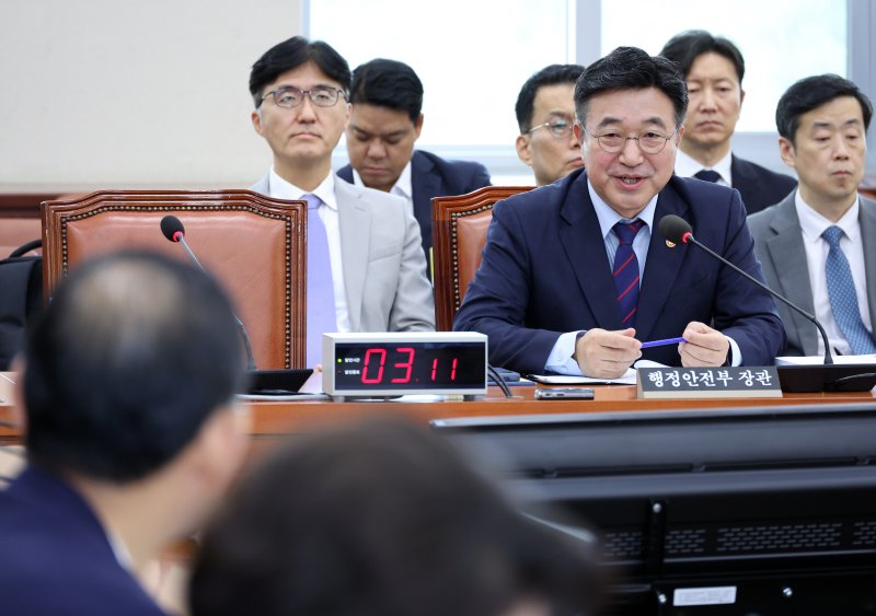 [서울=뉴시스] 김금보 기자 = 윤호중 행정안전부 장관이 22일 오전 서울 여의도 국회에서 열린 행정안전위원회 전체회의에서 정부조직법 일부개정법률안 관련 토론 질의에 답하고 있다. 2025.09.22. kgb@newsis.com