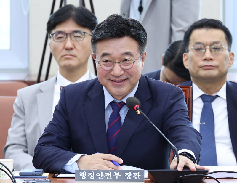 [서울=뉴시스] 김금보 기자 = 윤호중 행정안전부 장관이 22일 오전 서울 여의도 국회에서 열린 행정안전위원회 전체회의에서 정부조직법 일부개정법률안 관련 토론 질의에 답하고 있다. 2025.09.22. kgb@newsis.com