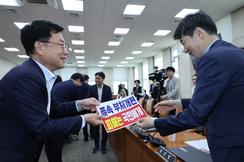 [서울=뉴시스] 김금보 기자 = 서범수 국회 행정안전위원회 국민의힘 간사가 22일 오전 서울 여의도 국회에서 열린 전체회의에서 여당의 정부조직법 일부개정법률안 졸속 추진을 규탄하는 피켓을 윤건영 더불어민주당 간사에게 전달하고 있다. 2025.09.22. kgb@newsis.com