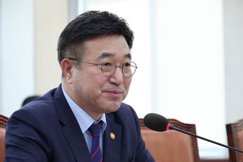 [서울=뉴시스] 김금보 기자 = 윤호중 행정안전부 장관이 22일 오전 서울 여의도 국회에서 열린 행정안전위원회 전체회의에서 정부조직법 일부개정법률안 관련 토론 질의에 답하고 있다. 2025.09.22. kgb@newsis.com