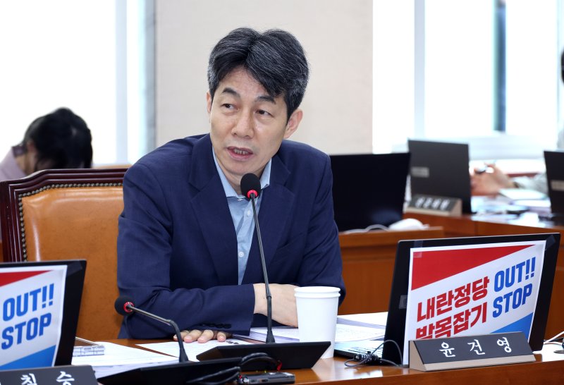 [서울=뉴시스] 김금보 기자 = 윤건영 국회 행정안전위원회 더불어민주당 간사가 22일 오전 서울 여의도 국회에서 열린 전체회의에서 정부조직법 일부개정법률안 관련 의사진행 발언을 하고 있다. 2025.09.22. kgb@newsis.com