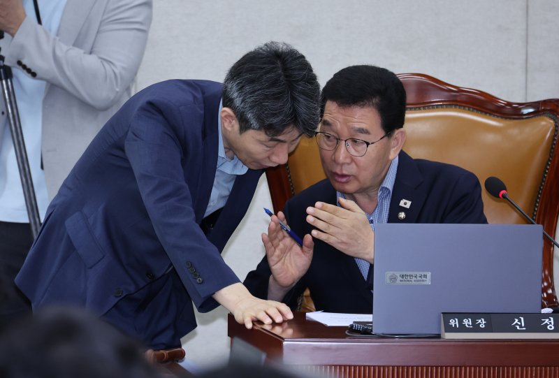 [서울=뉴시스] 김금보 기자 = 신정훈 국회 행정안전위원회 위원장과 윤건영 더불어민주당 간사가 22일 오전 서울 여의도 국회에서 열린 전체회의에서 논의하고 있다. 2025.09.22. kgb@newsis.com