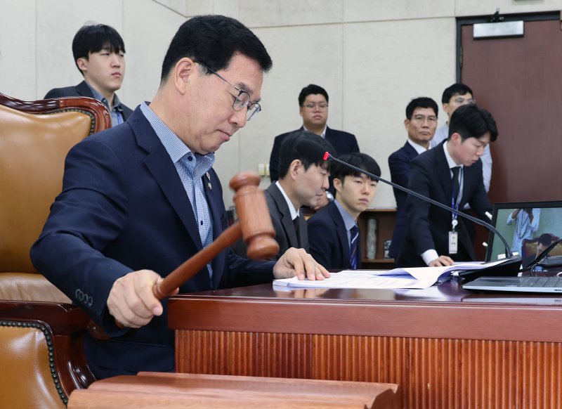 [서울=뉴시스] 김금보 기자 = 신정훈 국회 행정안전위원회 위원장이 22일 오전 서울 여의도 국회에서 열린 전체회의에서 의사봉을 두드리고 있다. 2025.09.22. kgb@newsis.com