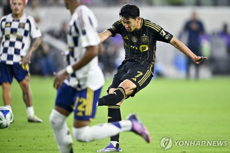 슈팅을 시도하는 손흥민 (출처=연합뉴스)