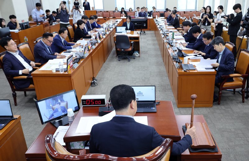 [서울=뉴시스] 김금보 기자 = 신정훈 국회 행정안전위원회 위원장이 22일 오전 서울 여의도 국회에서 열린 전체회의에서 의사봉을 두드리고 있다. 2025.09.22. kgb@newsis.com