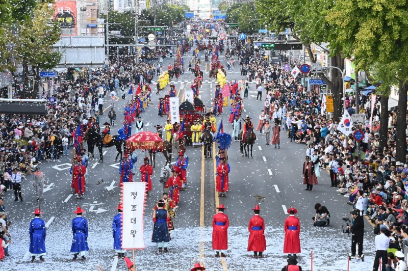 정조대왕 능행차 공동재현 퍼레이드. 수원시 제공