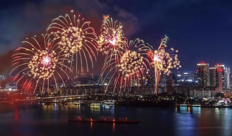 “명당 대신 맡아드립니다..스벅 좌석 30만원” 불꽃축제 대란