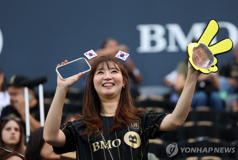 손흥민을 응원하는 팬 (출처=연합뉴스)