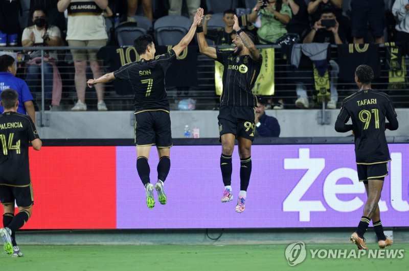 골 세리머니를 펼치는 손흥민과 데니스 부앙가 (출처=연합뉴스)