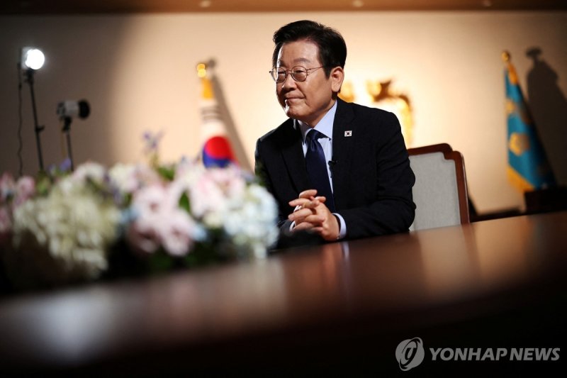 로이터와 인터뷰하는 이재명 대통령 (출처=연합뉴스)