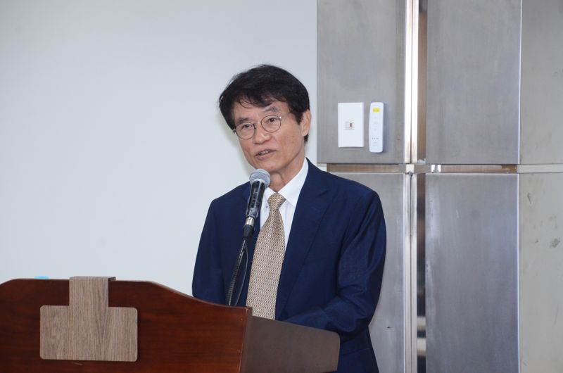 최영홍 고려대 유통법센터장이 22일 한국프랜차이즈산업협회에서 열린 언론 설명회에서 일명 '피자헛 차액가맹금 소송'의 문제점에 대해 발표하고 있다. 한국프랜차이즈산업협회 제공