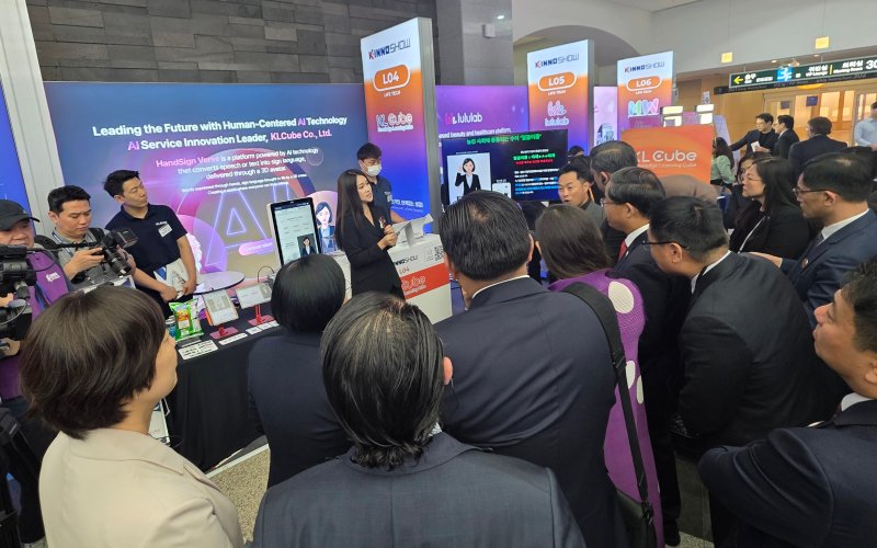 [서울=뉴시스] 강은정 기자=케이엘큐브가 지난 5일 APEC 중소기업 장관회의 VIP 전시투어에서 제품을 시연하고 있다. 2025.09.20. eunduck@newsis.com *재판매 및 DB 금지