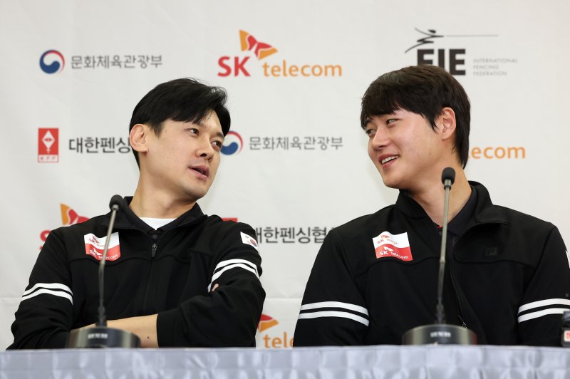 [서울=뉴시스] 이영환 기자 = 구본길(왼쪽), 오상욱이 30일 오전 서울 송파구 올림픽파크텔에서 열린 2025 서울 SK텔레콤 국제그랑프리펜싱선수권대회 미디어데이에서 대화를 하고 있다. 2025.04.30. 20hwan@newsis.com