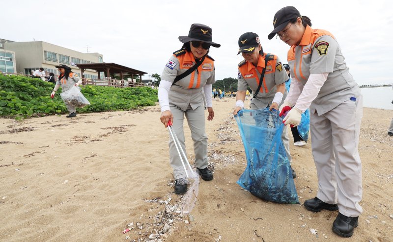 22일 경기도 화성시 궁평항에서 열린 '대한민국 새단장' 행사에서 참석자들이 쓰레기를 줍고 있다. /사진=연합뉴스