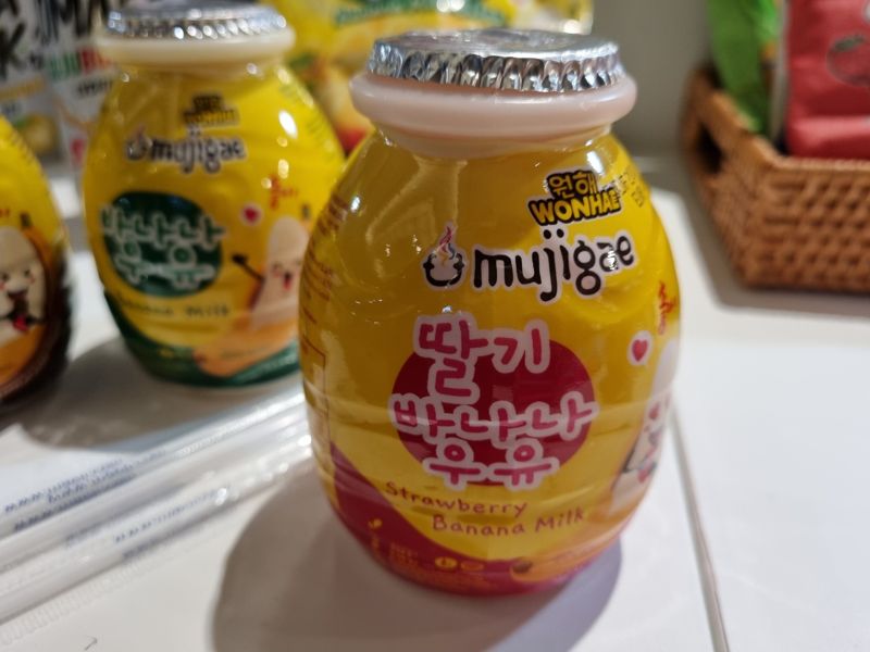 동남아 국가에서 버젓이 유통 중인 한국 식품 위조 상품들. K푸드의 세계적 인기에 편승해 중국, 베트남, 인도네시아, 태국 등에서 라면, 음료, 주류, 스낵 등 전방위로 '짝퉁 한국 식품'들이 판을 치고 있어 한국 및 현지 관계당국이 공조해 단속을 벌이고 있다. 한국지식재산보호원 제공