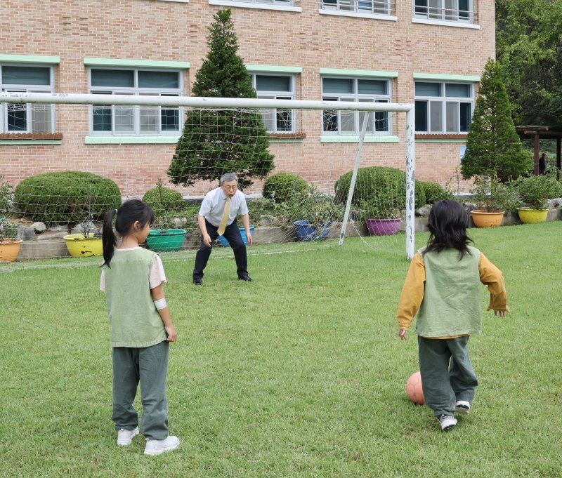 (서울=뉴스1) = 정근식 서울시 교육감이 22일 서울학생들의 농촌 유학학교인 전북 진안 조림초등학교를 방문해 학생들의 교육현장을 살펴보고, 학생들과 축구를 하고 있다. (서울시교육청 제공. 재판매 및 DB 금지) 2025.9.22/뉴스1 /사진=뉴스1화상