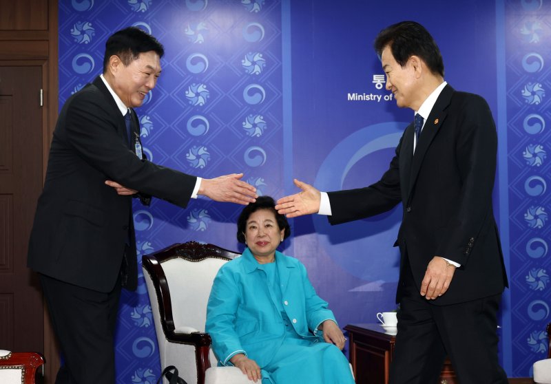 정동영 통일부 장관이 22일 서울 종로구 정부서울청사 통일부에서 이백훈 현대아산 대표 등과 면담에 앞서 인사하고 있다. 연합뉴스