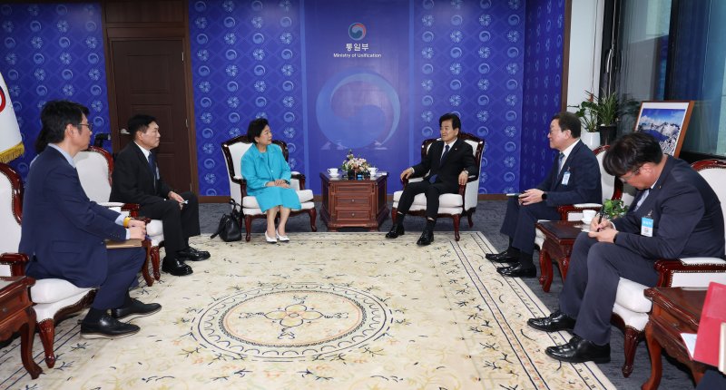 정동영 통일부 장관과 현정은 현대그룹 회장이 22일 서울 종로구 정부서울청사 통일부에서 만나 면담을 하고 있다. 연합뉴스