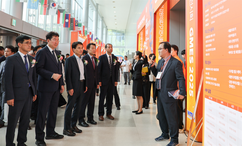 제21회 강원의료기기전시회(GMES 2025)가 역대 최대 실적을 기록하며 성황리에 막을 내렸다. 사진은 김진태 도지사와 원강수 원주시장, 허장현 강원테크노파크 원장 등이 전시관을 둘러보는 모습. 강원자치도 제공