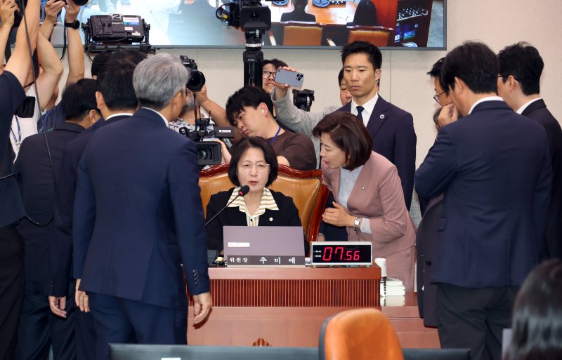 [서울=뉴시스] 고승민 기자 = 나경원 등 국민의힘 법사위원들이 22일 서울 여의도 국회에서 열린 법제사법위원회의 검찰개혁 입법청문회에서 추미애 법사위원장에게 항의하고 있다. 2025.09.22. kkssmm99@newsis.com