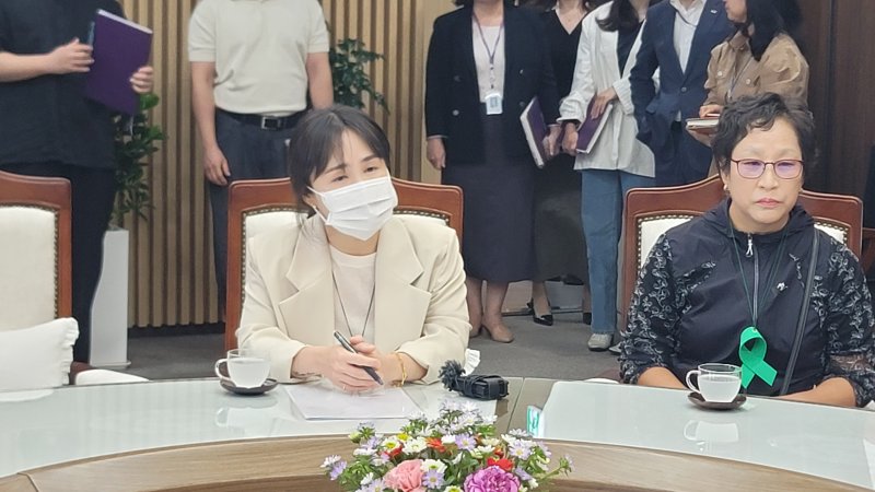 최은경 오송참사 유가족협의회 공동대표가 22일 이양섭 충북도의장을 만나 추모 조형물 예산 삭감 이유를 묻고 있다.2025.9.22./뉴스1 임양규 기자