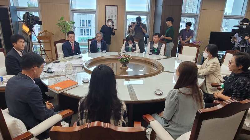 22일 오송참사 유가족들과 오송참사시민대책위원회 관계자들이 조형물 설치 예산을 전액 삭감한 충북도의회를 찾아 예산 복구를 촉구하고 있다.2025.9.22./뉴스1 임양규 기