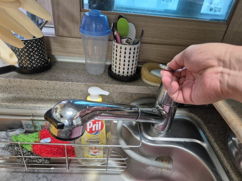 지난 9일 오전 7시 40분쯤 단수가 된 강원 강릉 홍제동의 한 아파트 주방 수도꼭지에 물이 나오지 않고 있다. 2025.9.9/뉴스1 ⓒ News1 윤왕근 기자