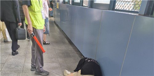 17일 오후 5시 45분께 서울 구로역 환승 육교에 쓰러져 있던 한 여성의 모습 /사진=연합뉴스(독자 제공)