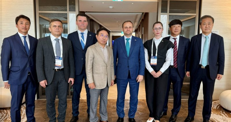 한국 업체들과 회의 후 사진 촬영하는 우크라 쿨레바 부총리(오른쪽 네 번째) (출처=연합뉴스)