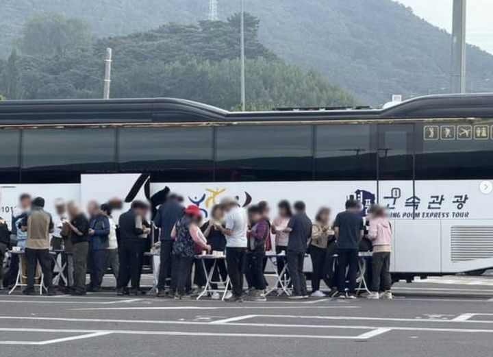 고속도로가 술판 주차장? 관광객 무개념 행동에 시민들 ‘분노’