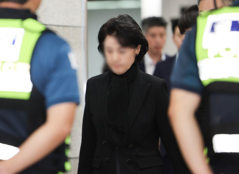 [서울=뉴시스] 황준선 기자 = 청탁금지법과 정치자금법 위반 등 혐의를 받는 한학자 통일교 총재의 전 비서실장 정원주 씨가 지난 22일 오후 서울 서초구 서울중앙지방법원에서 열린 영장실질심사(구속 전 피의자 심문)에 출석하고 있다. 2025.09.22. hwang@newsis.com