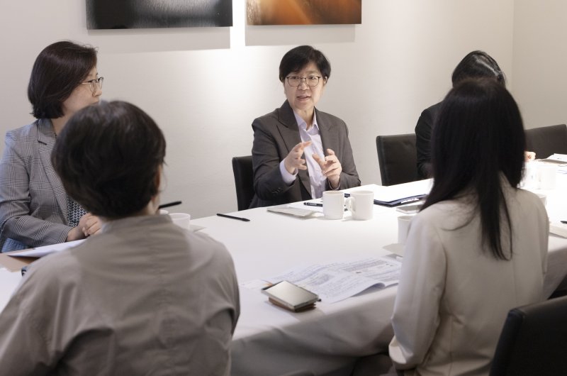 보건복지부가 내년 3월 의료·요양 등 지역돌봄 통합지원법 시행을 앞두고 통합돌봄의 핵심 재가의료 인프라인 재택의료센터를 전국 시군구로 더 확대한다. 사진은 지난 9월 정은경 보건복지부 장관이 장기요양 재택의료센터 전문가 간담회를 하는 모습. 보건복지부 제공