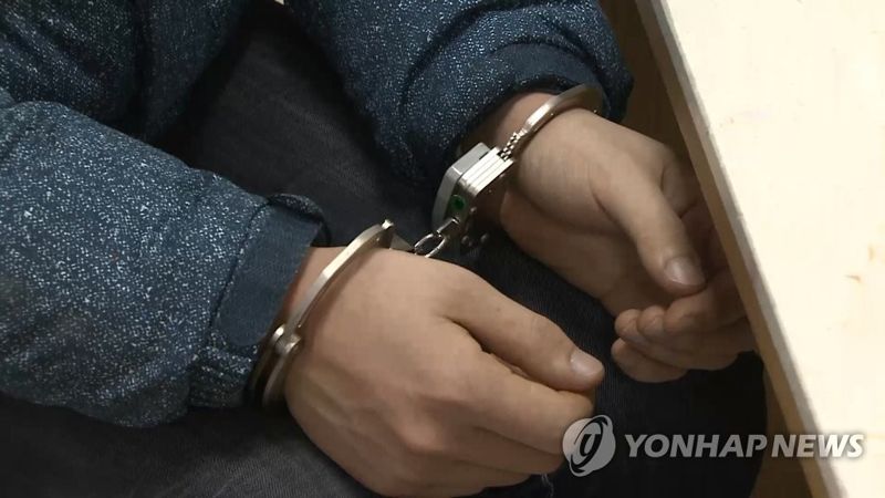 속옷 차림으로 거리 활보하던 50대男, 잡고 보니..