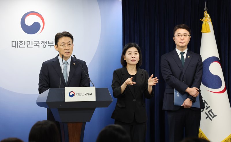 권대영 금융위원회 부위원장(왼쪽 첫번째)이 19일 오전 서울 종로구 정부서울청사에서 열린 해킹 대응을 위한 과학기술정보통신부-금융위원회 합동 브리핑에서 롯데카드 해킹 사태 질문에 답하고 있다. 2025.9.19/뉴스1 ⓒ News1 임세영 기자