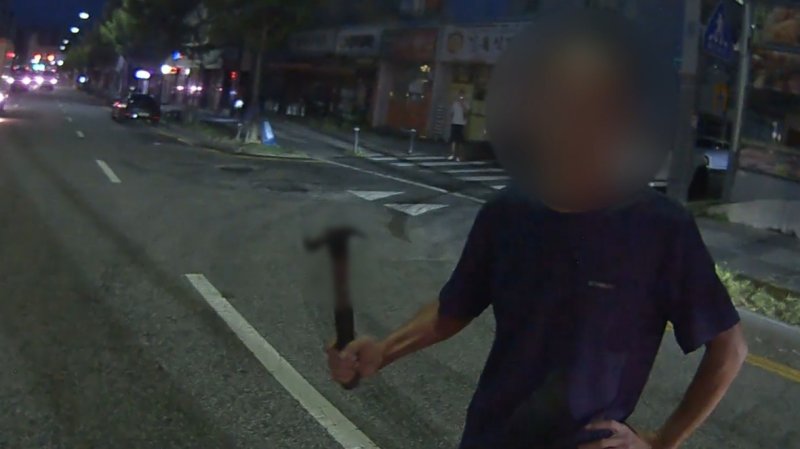 '차량 통행 방해' 현행범으로 체포된 60대 남자가 든 것이...