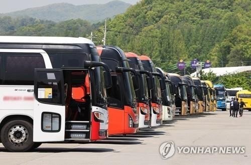 현장체험학습 출발을 기다리는 전세버스들. (기사 내용과 무관함) /사진=연합뉴스