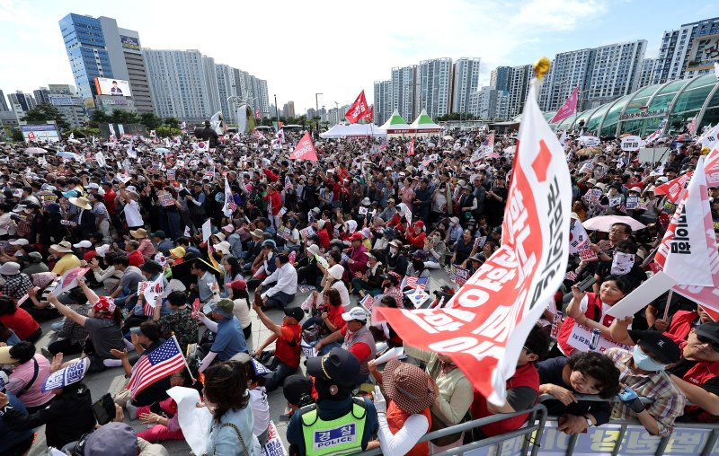 [대구=뉴시스] 이무열 기자 = 21일 대구 동구 동대구역 광장에서 열린 야당탄압·독재정치 국민 규탄대회에서 참석자들이 구호를 외치고 있다. 2025.09.21. lmy@newsis.com